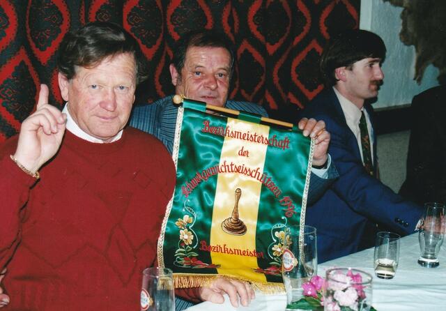 Das Leben ist leider vergänglich, aber die Erinnerung bleibt (+) Siegfried Brunner  damals Obmann; (+) Ernst Kili damals Vizeobmann und der Sohn vom Sigi, Bernhard Brunner. | Foto: Michaela Straßer; Luggi Schipflinger; Siegfried Brunner jun.