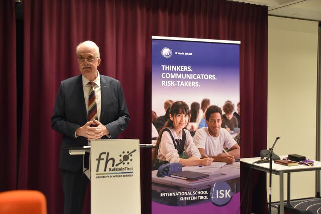 Vorstandsvorsitzender Herbert Marschitz warf in seinen verbindlichen Worten einen Blick zurück auf die Geschichte der Schule.  | Foto: Barbara Fluckinger