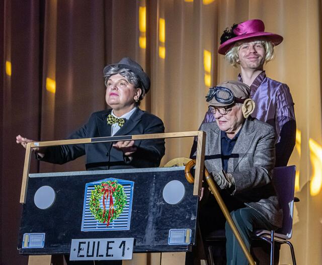 "Der Autokauf" mit v.l.n.r.:
- Claudia Weissenböck
- Johanna Weissenböck
- Christian Guttmann | Foto: R. Wehrl und M. Gartner