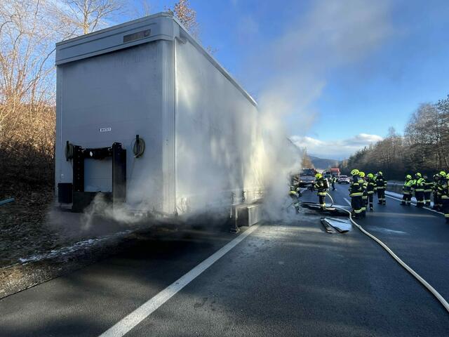 Die Feuerwehr traf zügig am Einsatzort ein und begann sofort mit der Brandbekämpfung unter schwerem Atemschutz. | Foto: Feuerwehr Völkermarkt