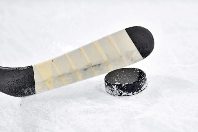 Schläger und Puck: Nur ein Teil der Ausrüstung, die eine Eishockeyspielerin oder Eishockeyspieler benötigt. | Foto: pixabay