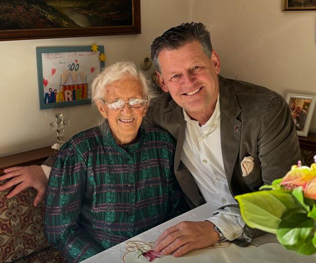 Bürgermeister Christian Scheider mit Barbara Pfeffer, die gestern ihren 103. Geburtstag gefeiert hat. | Foto: Buchner