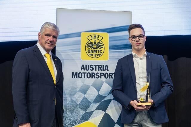 Der 20-jährige Oberösterreicher Andreas Kofler erhielt die Trophäe für den Gesamtsieg der IDM Supersport 2024. | Foto: Chris Hofer