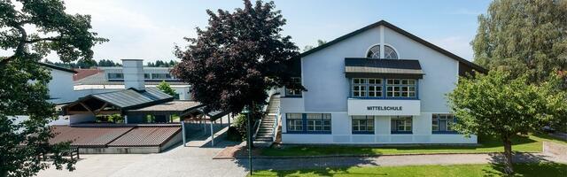 Unter anderem in die Mittelschule in St. Aegidi wurde laut Polizei am Sonntagabend eingebrochen.  | Foto: MS St. Aegidi