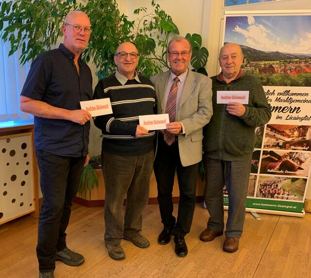Die Preisträger erhielten  Kammerner Einkaufsgutscheine. Im Bild: Helmut Köck, Roland Ebner, Bürgermeister Karl Dobnigg und Ewald Baumann (v.li) | Foto: Marktgemeinde Kammern i.L.