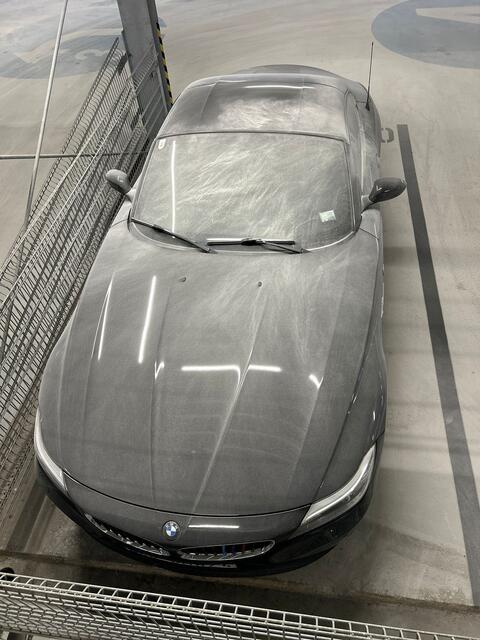 Am Sonntagnachmittag kam es in Jenbach zu einem Fall von Sachbeschädigung. Mehrere Fahrzeuge wurden mit einem Feuerlöscher eingenebelt.