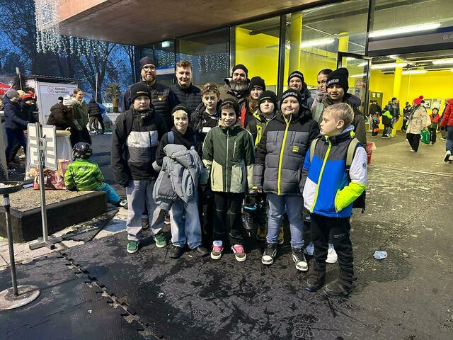 Feuerwehrjugend in der Eislaufhalle  | Foto: Bfkdo Amstetten