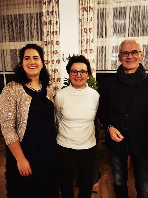 Gelungene Veranstaltung im Hotel Winterbach Margit Reisinger (M.) mit Katharina Kölem-Kriener und Rudi Hausmann | Foto: Verein Wortlaut