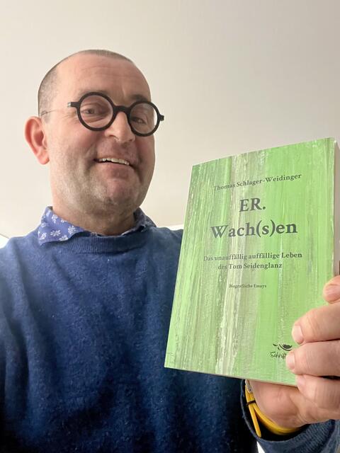 Thomas Schlager-Weidinger mit seinem neuesten Buch. | Foto: Thomas Schlager-Weidinger