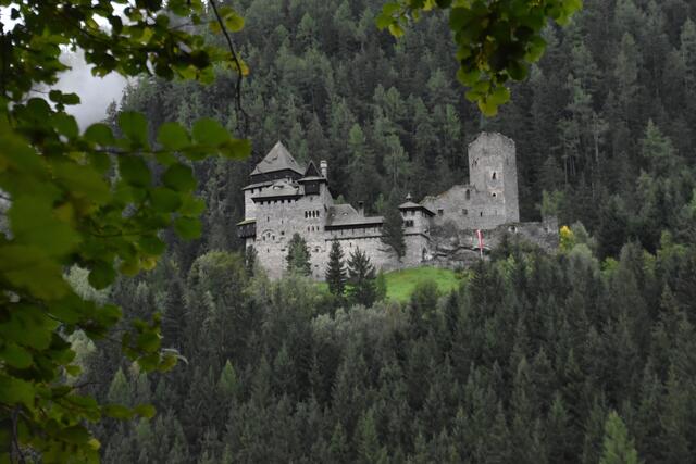 Die Burg Finstergrün. Aus "Finstergrün" leitete sich der Namesteil "Dark Green" der Ravens (Raben) einst ab. (Archivfoto). | Foto: pjw