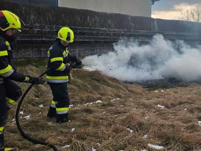 In Fohnsdorf kam es zu einem Wiesenbrand. | Foto: FF Fohnsdorf