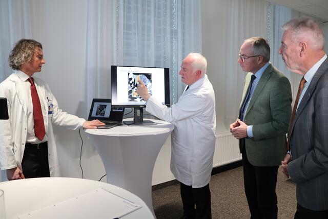 Univ.-Prof. DI Markus Stock, PhD und Ärztlicher Direktor Prof. Dr. Eugen Hug zeigen LH-Stellvertreter Dr. Stephan Pernkopf und MedAustron Aufsichtsratsvorsitzendem Mag. Klaus Schneeberger, wie MATEO zum Einsatz kommt. | Foto: Kathrin Schauer