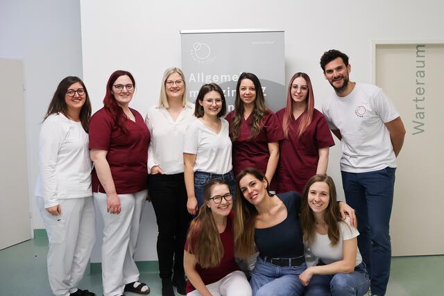 Das Ärztequartett samt Team des Primärversorgungszentrums (PVZ) St. Anna in Wels: v. l. hinten: Anna Dreiblmaier (Ordinationassistentin), Sabine Hofer (DGKP), Yvonne Hofer, Sophia Firbas, Julia Meyer (Pflege), Laura Ciubuca (Pfelge), Dominik Bammer; v. l. vorne: Lisa-Maria Herceg(Diätologin), Elvisa Dedic (Teamlead), Lisa Auinger. | Foto: ÖGK