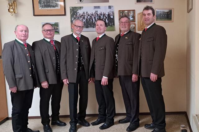 Peter Petschenig, Erwin Pachoinig, Karl Schabus, Christoph Bruderhans, Jubilar Josef Wiery und Obmann Hans Peter Richter (v. l.) | Foto: Jaklinger Sänger