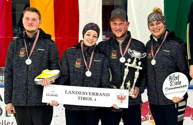 Erfolgreich in Salzburg - Selina Steber (SC Breitenwang), Natalie Aberger (EV Angerberg), Hannes Hanser (SC Schwaz Stocksport) und Mannschaftsführer Maximilian Gfäller (EV Angerberg) | Foto: Privat