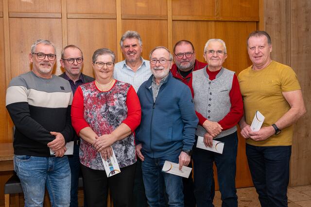 Die Sieger: Klubmeister Leo Mair, Tanja Röber, Kurt Dobersberger, Fritz Dämon, Bernhard Roidinger; dahinter: Schriftführer Franz Braunsberger, Kassier Peter Mühlbacher und Obmann Fritz Hartl. | Foto: Hartl