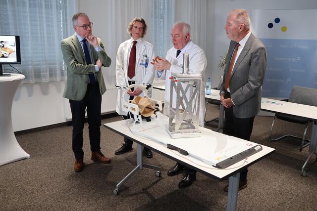 Univ.-Prof. DI Markus Stock, PhD (Mitte, links) und Ärztlicher Direktor Prof. Dr. Eugen Hug (Mitte, rechts) erklären LH-Stellvertreter Dr. Stephan Pernkopf (links) und MedAustron Aufsichtsratsvorsitzendem Mag. Klaus Schneeberger, wie MATEO funktioniert. | Foto: Kathrin Schauer