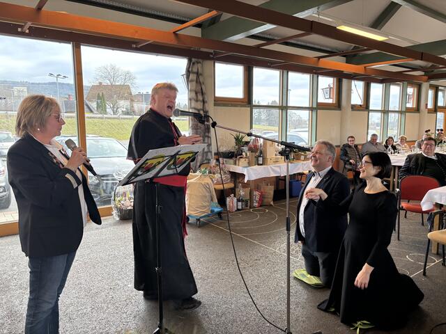 Der Obmann des Narrenkartells Bad Gleichenberg, Günther Gaber, bat das Ehepaar Michael und Christine Karl heraus, um als "Papst" die beiden auf die nächsten gemeinsamen Jahre "einzuschwören". | Foto: MeinBezirk