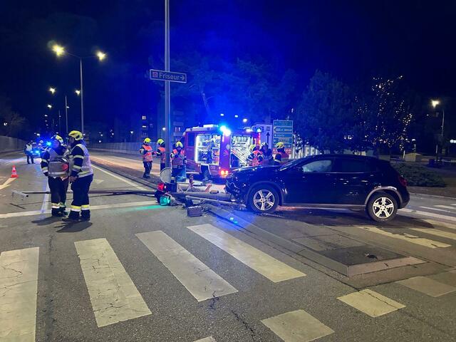 Der Pkw-Lenker krachte auf der Leobener Stadtautobahn gegen einen Ampelmast. | Foto: FF Leoben-Stadt