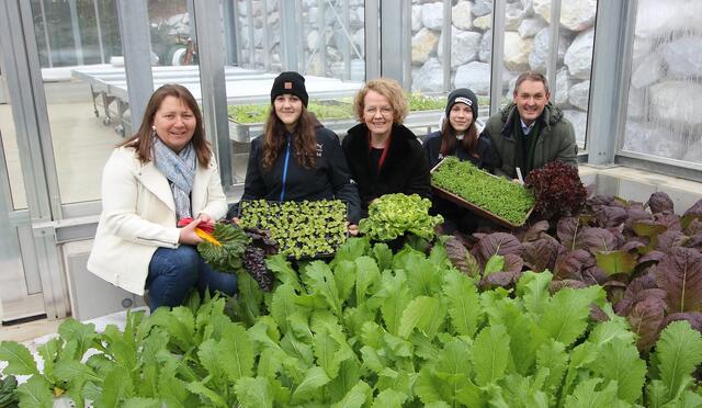Abteilungsvorständin Gabriele Roitner-Blamauer, Schülerin Michelle Knapp, Bildungs-Landesrätin Christiane Teschl-Hofmeister, Schülerin Linda Pfeffer und Direktor Josef Sieder im neuen Gewächshaus. | Foto: Michael Postl