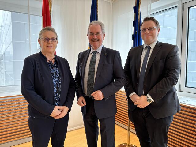 Anna Margaretha Sturm, Leiterin der Abteilung Gemeinden beim Land NÖ, Landtagspräsident Karl Wilfing und Georg Miernicki, Abteilungsleiter-Stv. | Foto: MeinBezirk