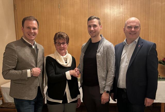 Übergabe: SPÖ Bezirksvorsitzenden Fabio Halb, Vorsitzender Kevin Baumgartner, Langzeit-Vorsitzende Martha Planer u. SPÖ Bezirksvorsitzender Mario Trinkl (v.l.). | Foto: SPÖ