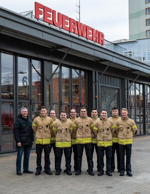 Acht neue Rekruten haben ihre Ausbildung bei der Berufsfeuerwehr Graz begonnen. Stadtrat Manfred Eber (l.) besuchte die Anwärter an ihrem ersten Tag. | Foto: Berufsfeuerwehr Graz