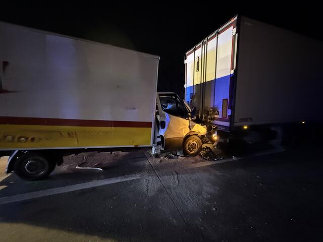 Auf der A1 Westautobahn in Fahrtrichtung St. Pölten hat sich heute Morgen zwischen dem Knoten Linz und der Ausfahrt Asten/St. Florian ein Verkehrsunfall zwischen einem Lkw und einem Kleintransporter ereignet. | Foto: TEAM FOTOKERSCHI / BILAL AHMETOVIC