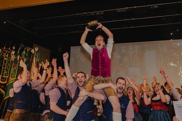 Die Landjugend Eugendorf freut sich über den Salzburger Landjugend Stier, gewidmet und überreicht von Landeshauptmann Dr. Wilfried Haslauer. | Foto: derPlotti | Matthäus Schröcker