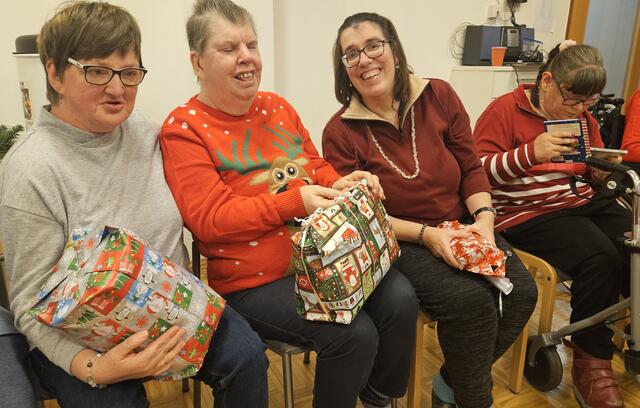 Die Freude stand den Bewohnerinnen und Bewohnern ins Gesicht geschrieben. | Foto: Frauen in der OÖVP Engelhartszell