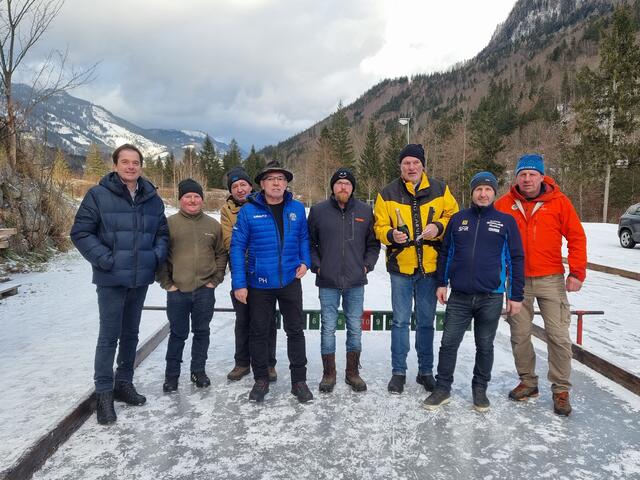 Gewinnermannschaft beim Vereinseisschießen bei der Siegerehrung: ÖKB-Palfau mit Moar Andreas Radlberger mit Bürgermeister Bernhard Moser, Turnierleiter Hermann Pretschuh  und Naturfreunde-Obmann Josef Pechhacker | Foto: Naturfreunde Palfau, Gerald Bachner 