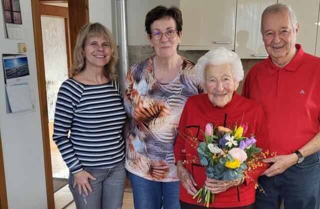 Bürgermeisterin Sonya Feinig gratulierte Agnes Pikalo herzlich zu ihrem 105. Geburtstag.  | Foto: Gemeinde Feistritz