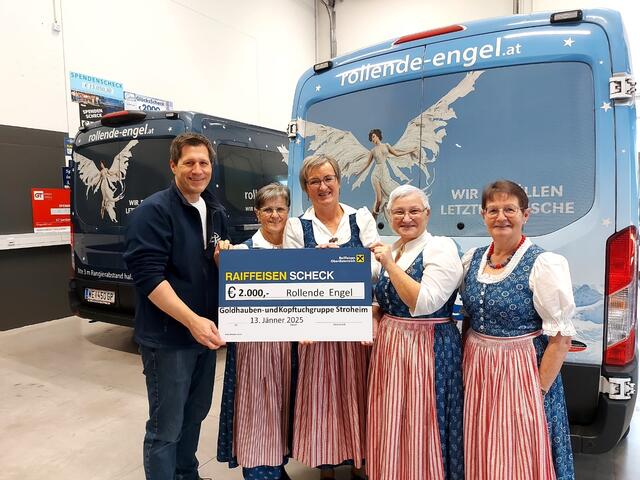 Aichhorn Florian (Obmann Rollende Engel), Viehböck Pauline, Obfrau Enzelsberger Maria, Hagleithner Ottilie und Schwertberger Maria bei der Scheckübergabe. | Foto: Viehböck Pauline