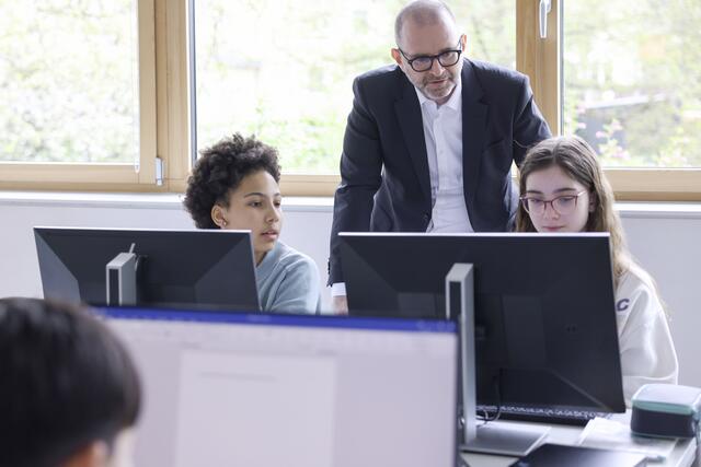 Der geschäftsführende Vizebürgermeister Dietmar Prammer zu Besuch in der Harbachschule. | Foto: Stadt Linz
