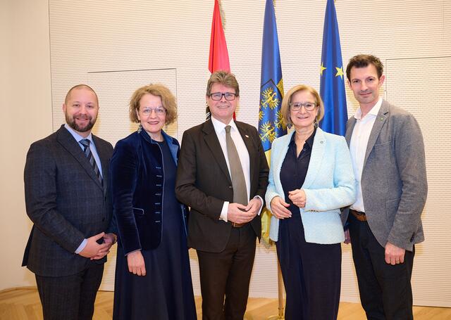 Direktor Christoph Jank, Bildungs-Landesrätin Christiane Teschl-Hofmeister, Bundesminister Martin Polaschek, Landeshauptfrau Johanna Mikl-Leitner und Bürgermeister Renè Lobner. | Foto: NLK Pfeiffer