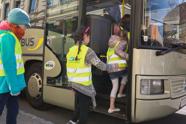 Mit praktischen Übungen lernen die Kinder in Rastenfeld, wie sie sicher in den Bus ein- und aussteigen und mögliche Gefahren erkennen. | Foto: KFV/Michael Sabotha
