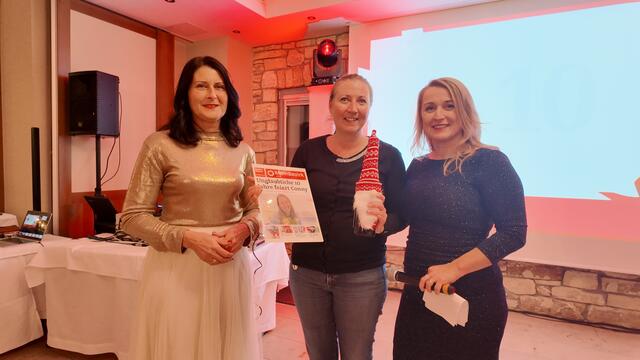 10 Jahre MeinBezirk: Cornelia Benischek, MultiMedia Production,  mit Chefredakteurin Karin Zeiler und Regionalleiterin Rosmarie Hahn. | Foto: Matthias Wurth