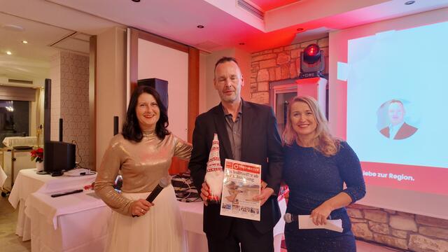 20 Jahre MeinBezirk: Joachim Pricken, Geschäftsstellenleiter Tulln, mit Chefredakteurin Karin Zeiler und Regionalleiterin Rosmarie Hahn. | Foto: Matthias Wurth