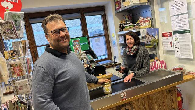 Muhr betreibt im Erdgeschoss des Gemeindeamtes einen eigenen Nahversorger-Laden: den "Murtalladen". Dazu wurde von der Gemeinde eine eigene Gmbh gegründet. "Im Murtalladen beschäftigen wir drei Mitarbeiterinnen, die sich sehr bemühen – so als wäre es ihr eigener Laden", zeigt sich Bürgermeister Hans-Jürgen Schiefer, der hier im Bild mit Mitarbeiterin Jutta – von den Muhrern liebevoll "Fräulein Jutta" genannt – abgebildet ist, stolz. "Es ist ein Adeg-Markt", erklärt er. „Wir haben alles und man kann auch alles bestellen aus dem Sortiment", betont er, "außer Kondome, weil wir auch in Zukunft wieder Nachwuchs brauchen“, ergänzte er augenzwinkernd. | Foto: pjw