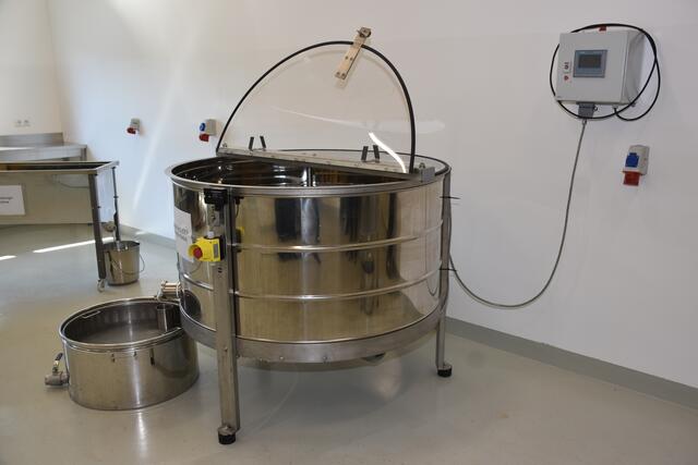 Die Menschen haben den Bienen im Mittelalter und viele Jahrhunderte davor den Honig „geraubt“. Aus Baumhöhlen und Felsspalten holten die „Zeidler“ den Honig. Aus den Waben wurden Kerzen erzeugt. Die heutige Imkerei ist nicht mit der „Imkerei“ des Mittelalters zu vergleichen. Bild zeigt Strubi (Strudengau-Bienen).   | Foto: Zinterhof