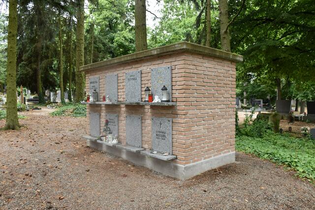 Urnenwand am Friedhof Hollabrunn. | Foto: Alexandra Goll