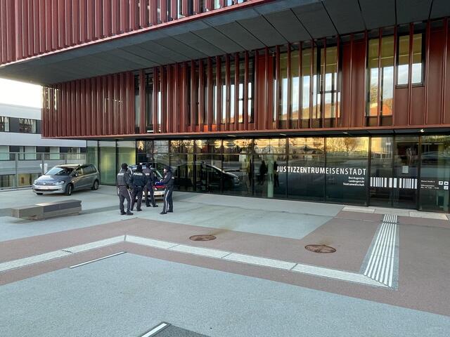 Vor dem Gerichtsgebäude wurden mehrere Polizisten positioniert.  | Foto: Gernot Heigl
