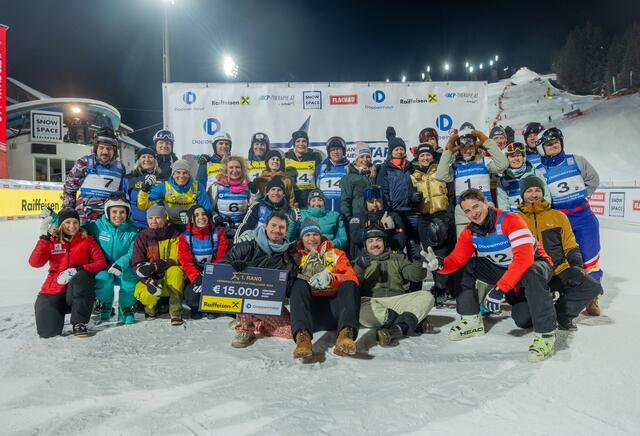 Alle prominenten Teilnehmer bei der Siegerehrung. | Foto: Skiweltcup Flachau/Doris Wild