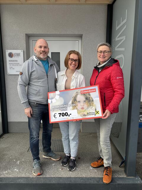 Florian Jungwirth und Yulia Shumkova von der Firma Holz &amp; Handwerk/JOWE mit Ulrike Wirger von MeinBezirk Ried. | Foto: Holz &amp; Handwerk/JOWE