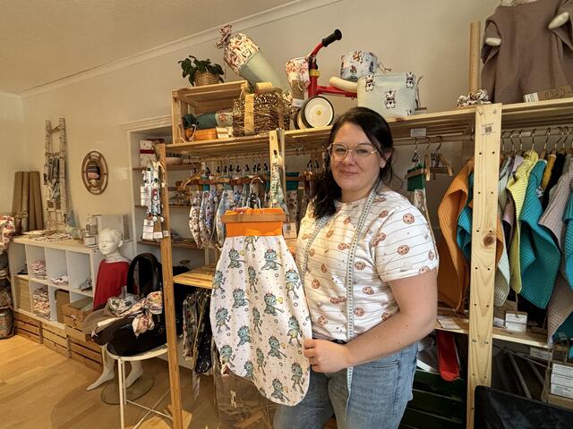 Julia Wentner in ihrem Atelier in St. Barbara-Warberg und einem der vielen bunten Strampelsäcken. 