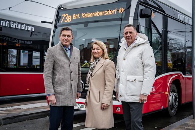 Öffi-Stadtrat Peter Hanke (SPÖ), Wiener-Linien-Geschäftsführerin Alexandra Reinagl und Bezirksvorsteher Thomas Steinhart (SPÖ) präsentieren das neue Buskonzept für Simmering.  | Foto: Tobias Holzer