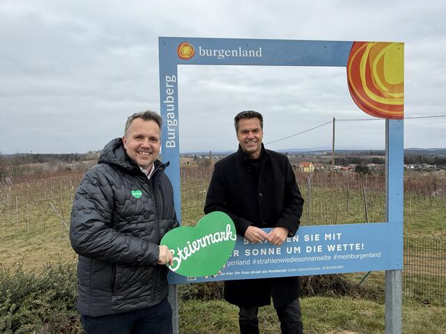 Auf das "Grüne Herz" folgt die "Sonnenseite" Österreichs (v.l.): Michael Feiertag, Geschäftsführer der Steirischen Tourismus und Standortmarketing GmbH, übergibt sein Amt an Didi Tunkel, Geschäftsführer von Burgenland Tourismus. | Foto: STG/Markus Tischhart