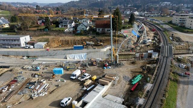In den steirischen Bezirken werden heuer einige Großprojekte umgesetzt. Eines davon findet sich in Raaba, wo bis 2026 ein moderner Nahverkehrsknotenpunkt entsteht. 2025 wird die neue Straßenunterführung provisorisch eröffnet.  | Foto: ÖBB/Chris Zenz