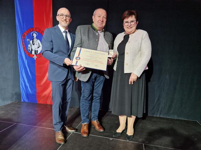Vizebürgermeister David Kalteis, goldener Ehrenringträger Vizebürgermeister a.D. Martin Kattner und Bürgermeisterin KR Michaela Hinterholzer bei der Verleihung des goldenen Ehrenrings der Marktgemeinde Oed-Oehling | Foto: Marktgemeinde Oed-Öhling
