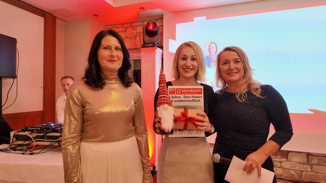 5 Jahre MeinBezirk: Sigrid Scheuer, Assistentin der Geschäftsführung,  mit Chefredakteurin Karin Zeiler und Regionalleiterin Rosmarie Hahn. | Foto: Matthias Wurth